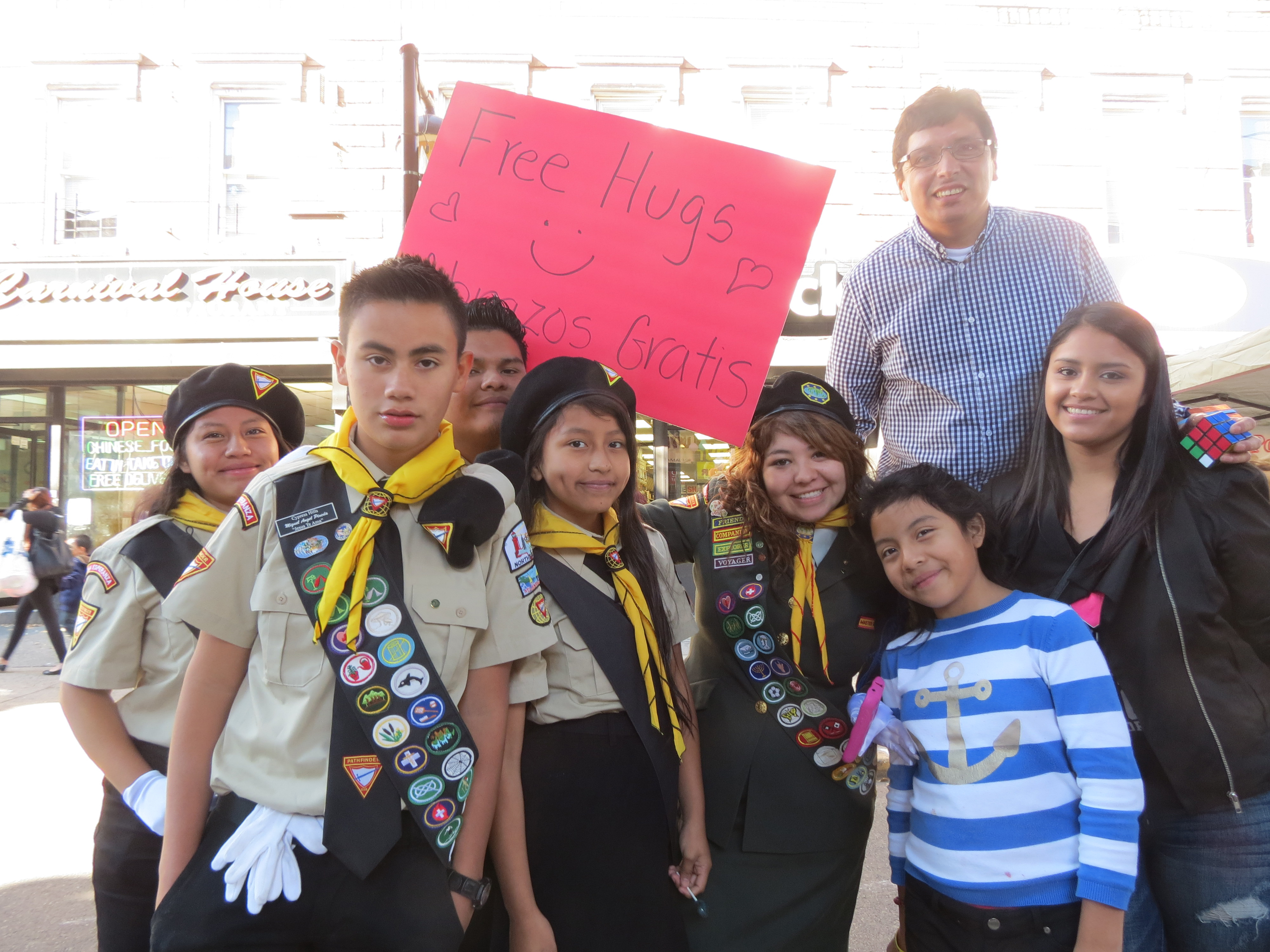 Members of the Nueva Esperanza church in Woodhaven drew many a laughing resident with their sign for “free hugs.”