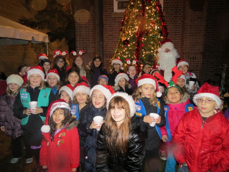 With Santa and Song, Reveling in Holiday Cheer in Middle Village