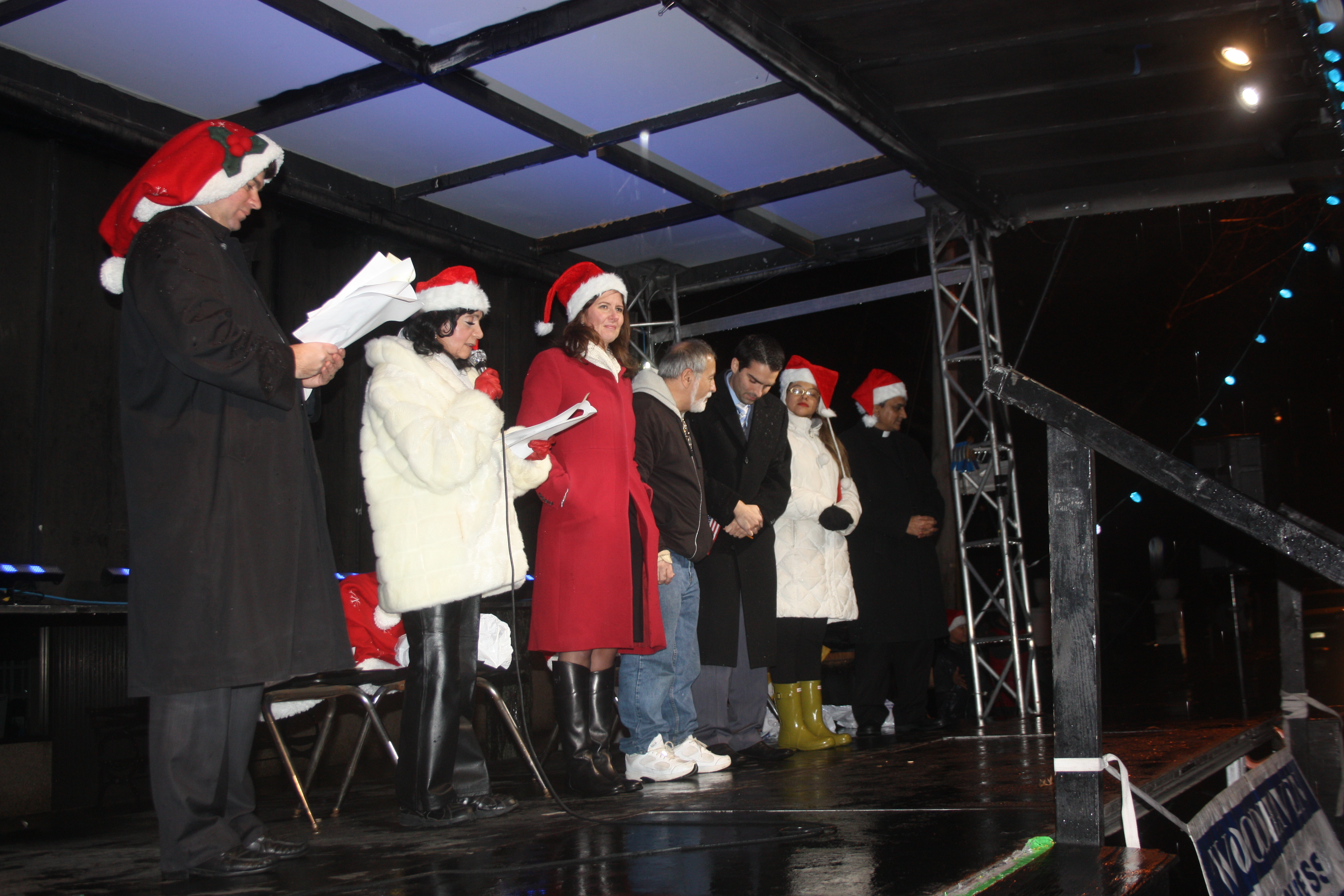 Maria Thomson led fellow BIDders and elected officials in a Woodhaven rendition of Jingle Bells.