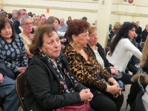 Hundreds of residents attended the inaugural meeting of the Howard Beach Lindenwood Civic Tuesday evening to discuss the rash of criminal activity plaguing the neighborhood. Photo by Anna Gustafson