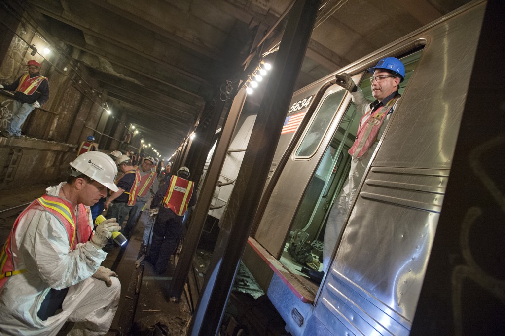Crews worked overnight on the F train that derailed Friday in Woodside. Photo by Patrick Cashin/MTA