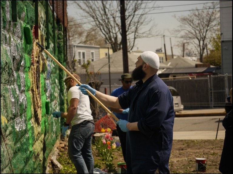 Queens Residents, Civic Groups Team Up to Tackle Graffiti