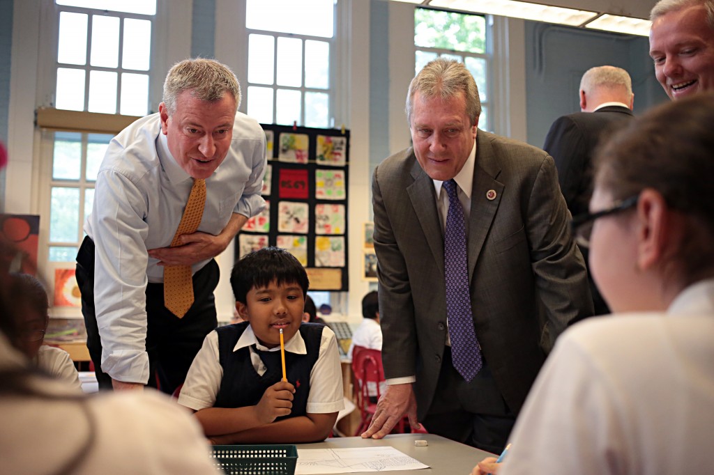 Mayor Bill de Blasio, left, and Council Members Daniel Dromm and Jimmy Van Bramer visit a fourth grade arts class at PS 69 in Monday.  Photo by Ed Reed/NYC Mayor's Office