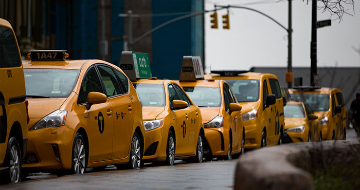 De Blasio Vows to Strengthen Oversight  of Taxi Medallion Brokers