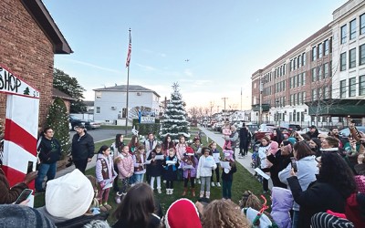 Hundreds turn out for Howard Beach 11414’s Annual Christmas Celebration